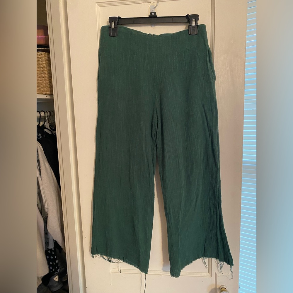 Green Linen Cullotte Cropped Pants. Size Small.